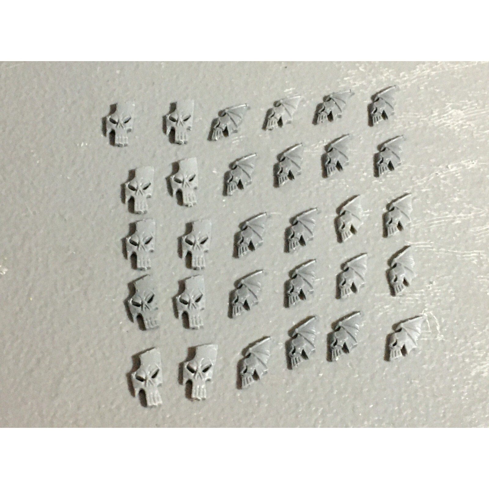 A22067 WARHAMMER FANTASY DARK ELVES BITS LOT SHIELD ICONS GAMES WORKSHOP GW