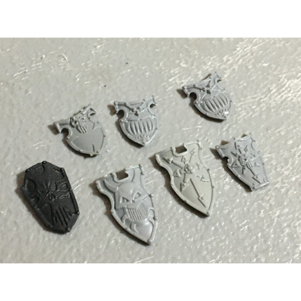 A22246 WARHAMMER FANTASY CHAOS MORTALS BITS LOT WARRIORS KNIGHTS SHIELDS GW OOP