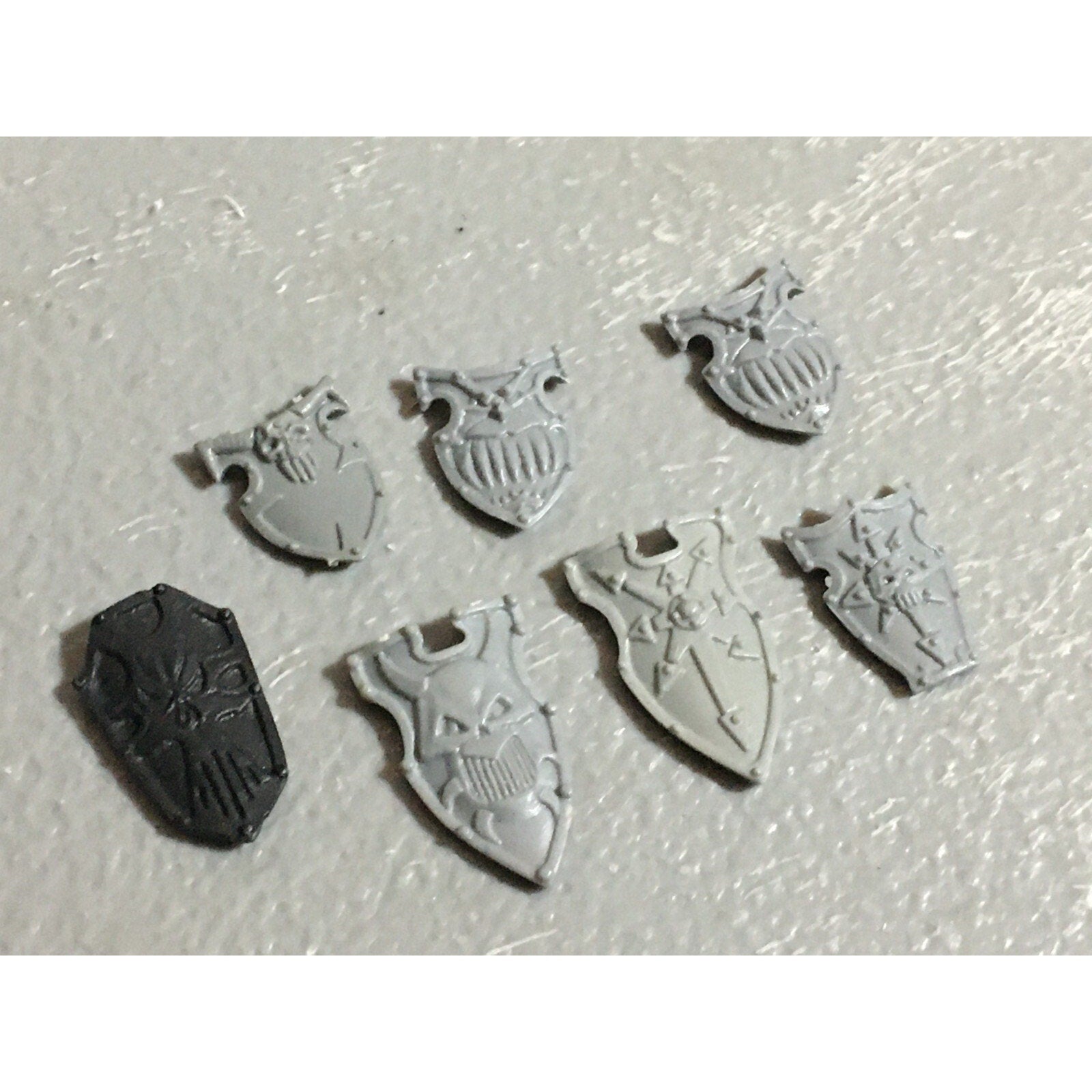 A22246 WARHAMMER FANTASY CHAOS MORTALS BITS LOT WARRIORS KNIGHTS SHIELDS GW OOP