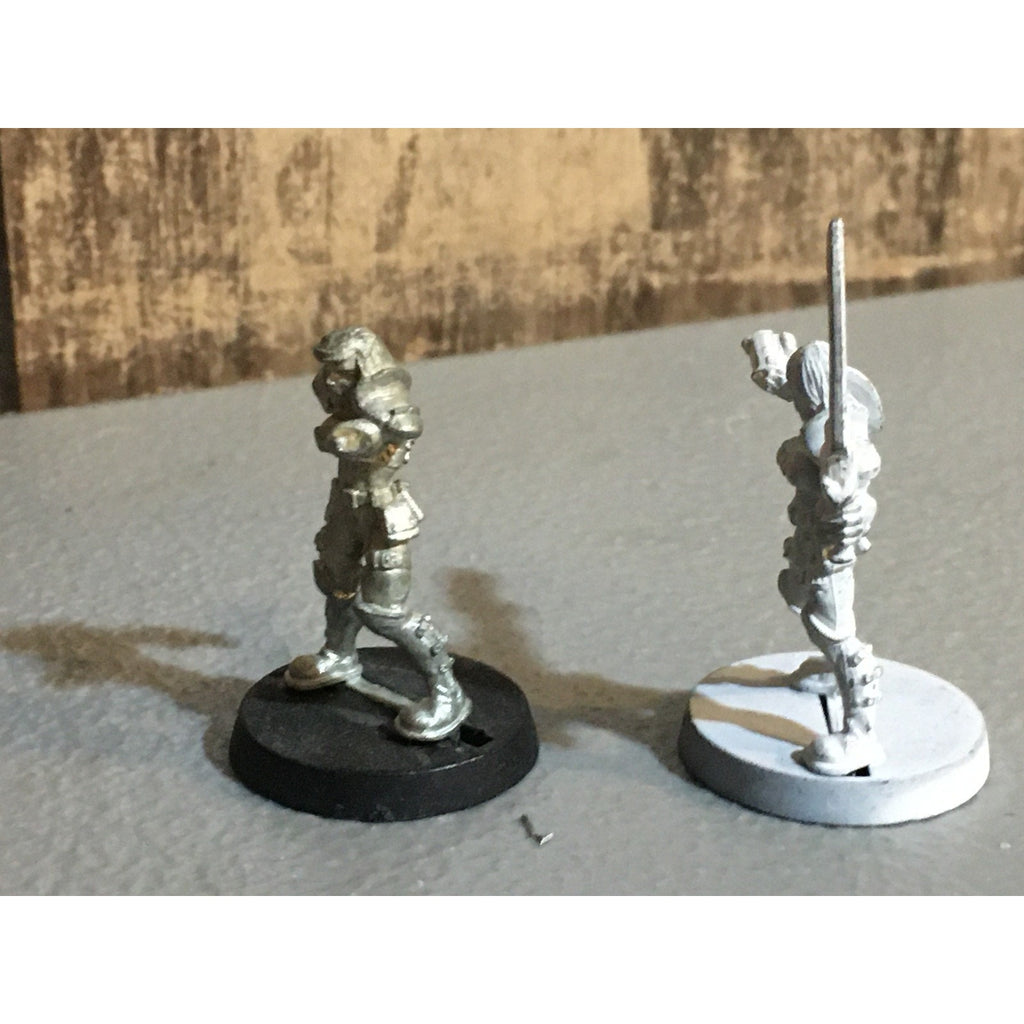 A30057 UNKNOWN METAL TABLE TOP SCI-FI FEMALE SOLDIER 1 MISS ARM WAR GAMES METAL