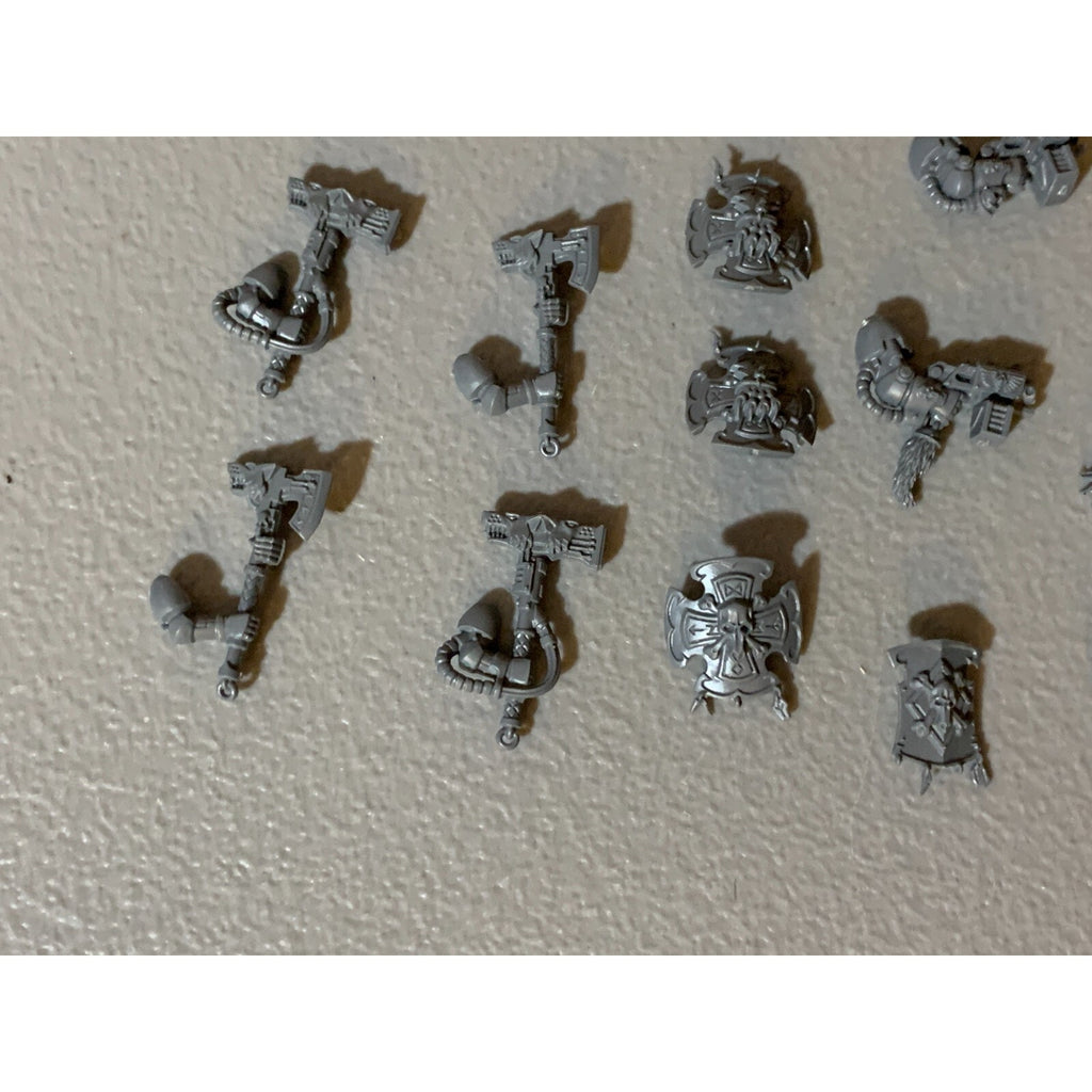 A23060 WARHAMMER 40K MARINES SPACE WOLVES HUGE BITS LOT HEADS ARMS HAMMERS GUNS