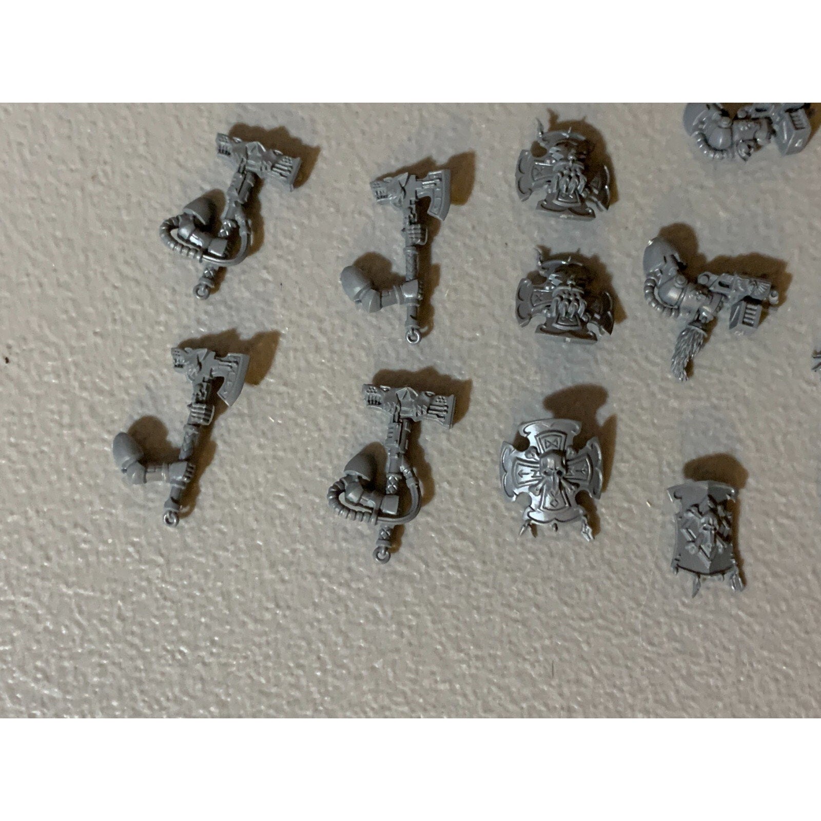 A23060 WARHAMMER 40K MARINES SPACE WOLVES HUGE BITS LOT HEADS ARMS HAMMERS GUNS