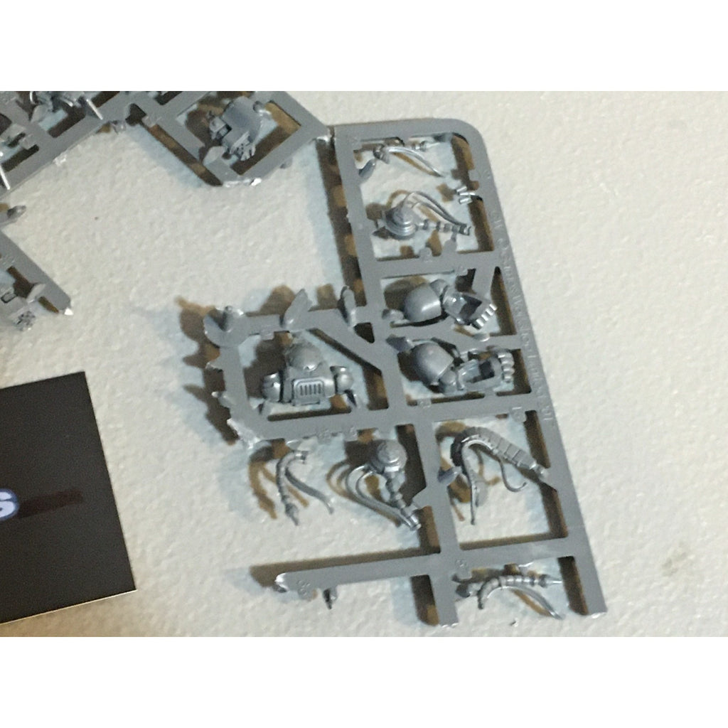 A33673 WARHAMMER 40K SPACE MARINES BITS ON SPRUE LOT PRIMARIS GW GAMES WORKSHOP