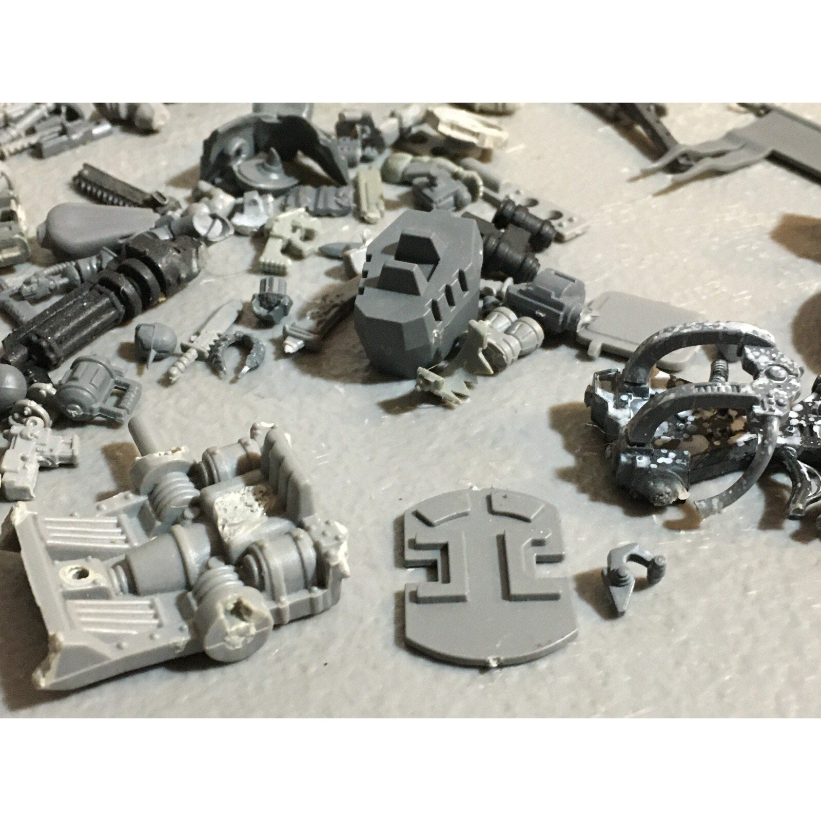 A23485 WARHAMMER 40K BITS LOT MIXED VEHICLE TANK WEAPON GAMES WORKSHOP GW