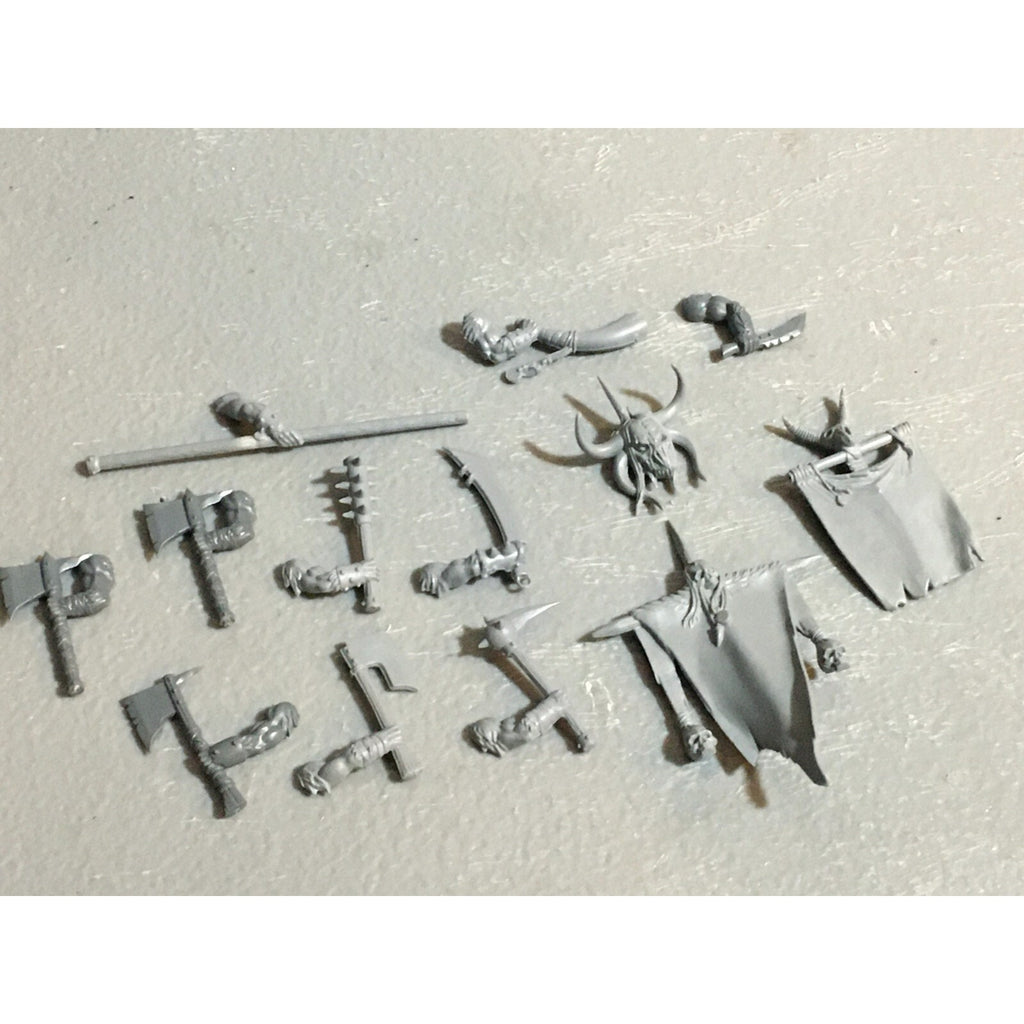 A23127 WARHAMMER FANTASY CHAOS BEASTMEN BITS LOT GORS BANNERS ARMS GW
