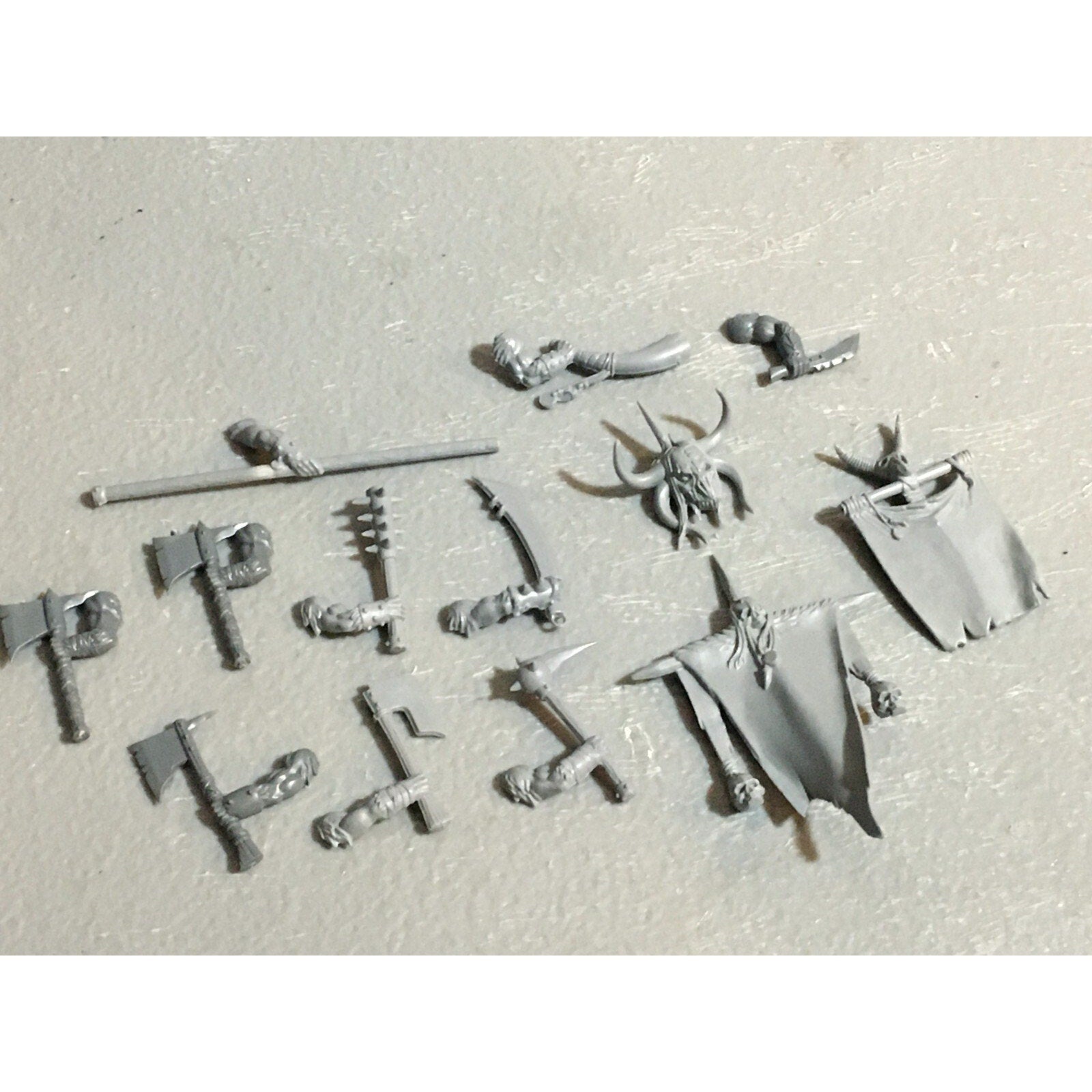 A23127 WARHAMMER FANTASY CHAOS BEASTMEN BITS LOT GORS BANNERS ARMS GW