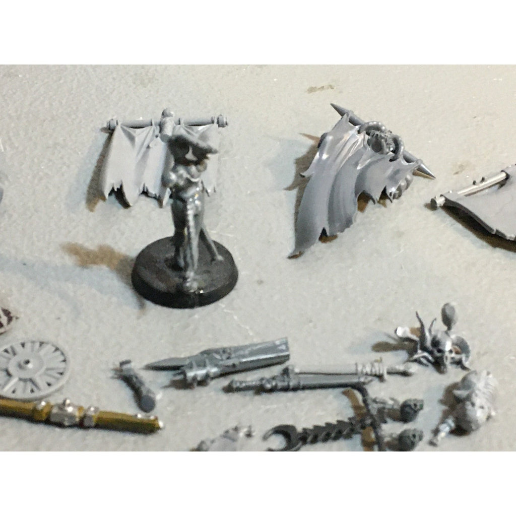 A29617 WARHAMMER FANTASY AOS MIXED BITS LOT BANNER SHIELD CLOAK GW
