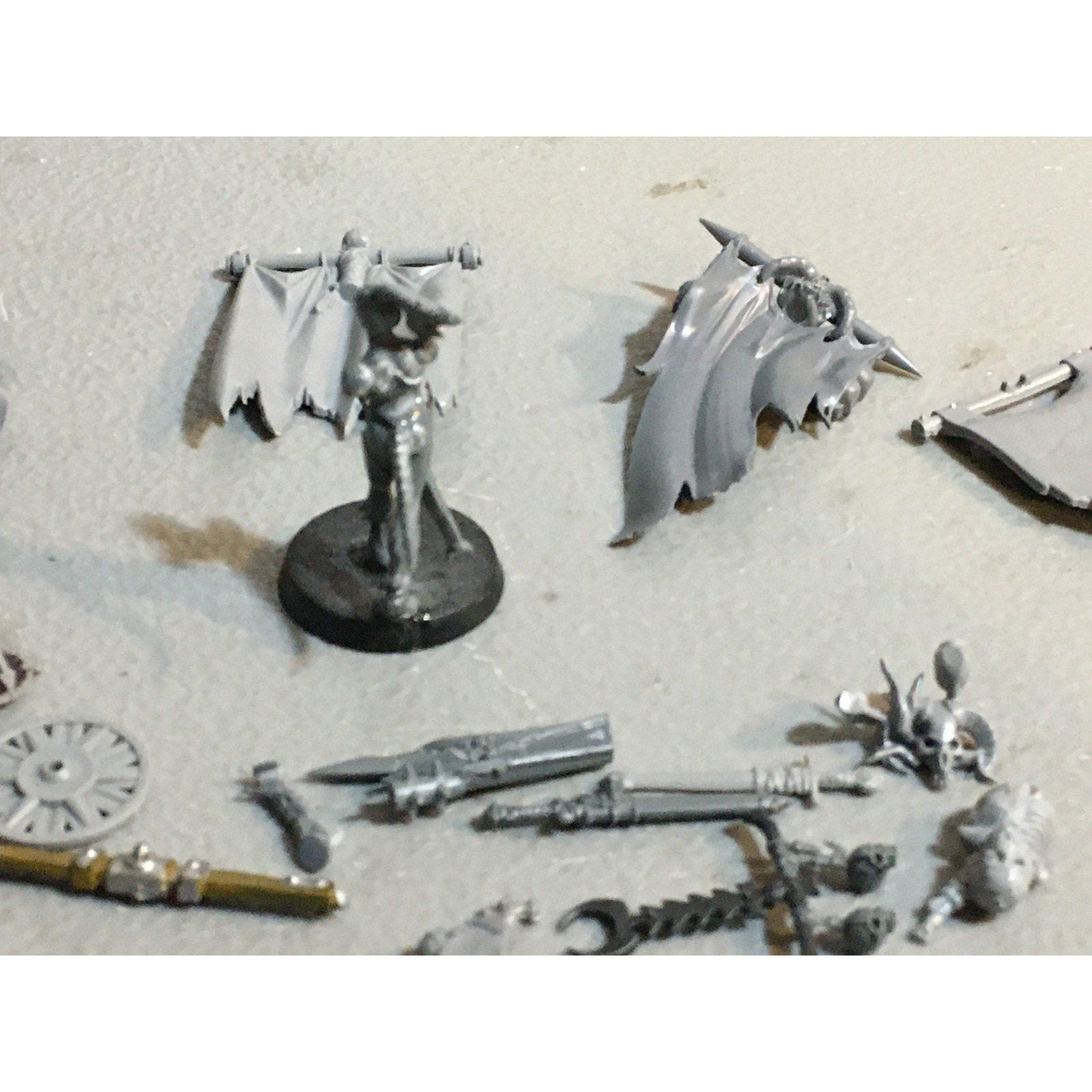 A29617 WARHAMMER FANTASY AOS MIXED BITS LOT BANNER SHIELD CLOAK GW