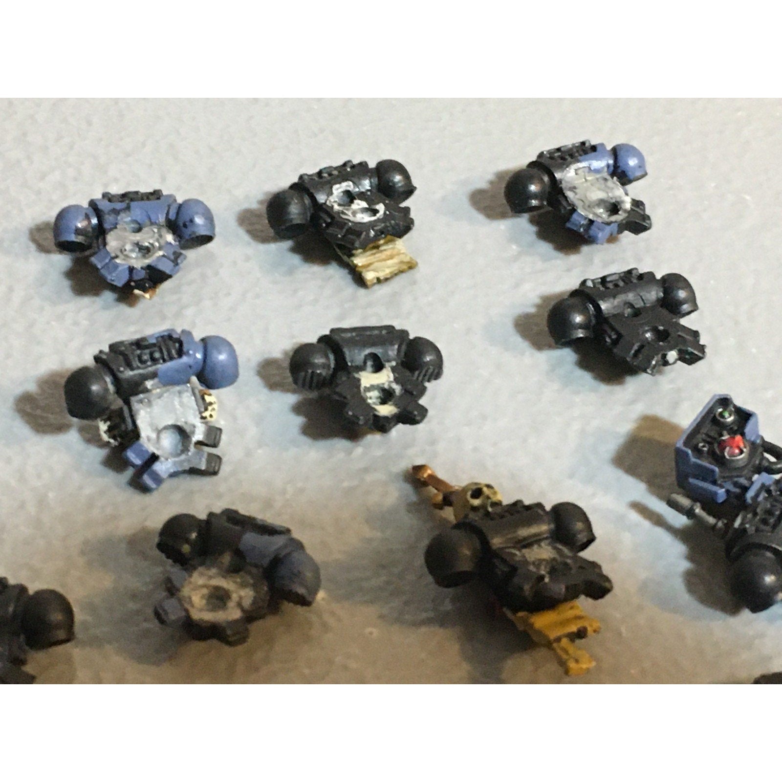 A25109 WARHAMMER 40K SPACE MARINES PAINTED BITS LOT BACKPACKS BOLTERS GW