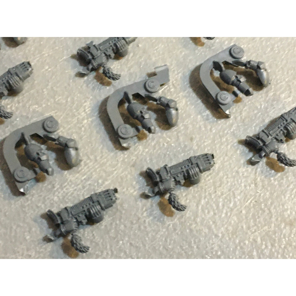 A29732 WARHAMMER 40K SPACE MARINES WOLVES BITS LOT PLAMSA GUNS W ARMS GW