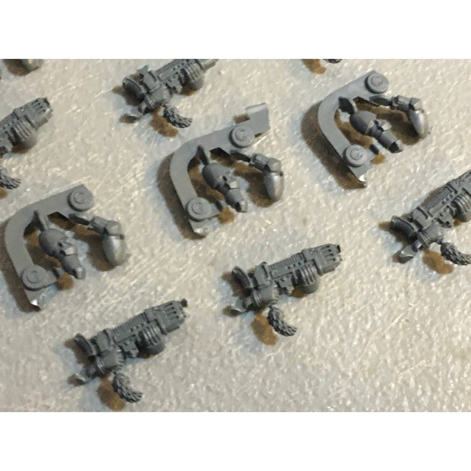 A29732 WARHAMMER 40K SPACE MARINES WOLVES BITS LOT PLAMSA GUNS W ARMS GW
