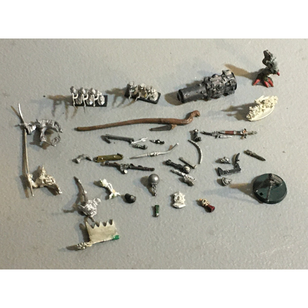 A32592 UNKNOWN MINIATURES METAL BITS LOT REDCOAT KNIGHT ARM WEAPON BANNER