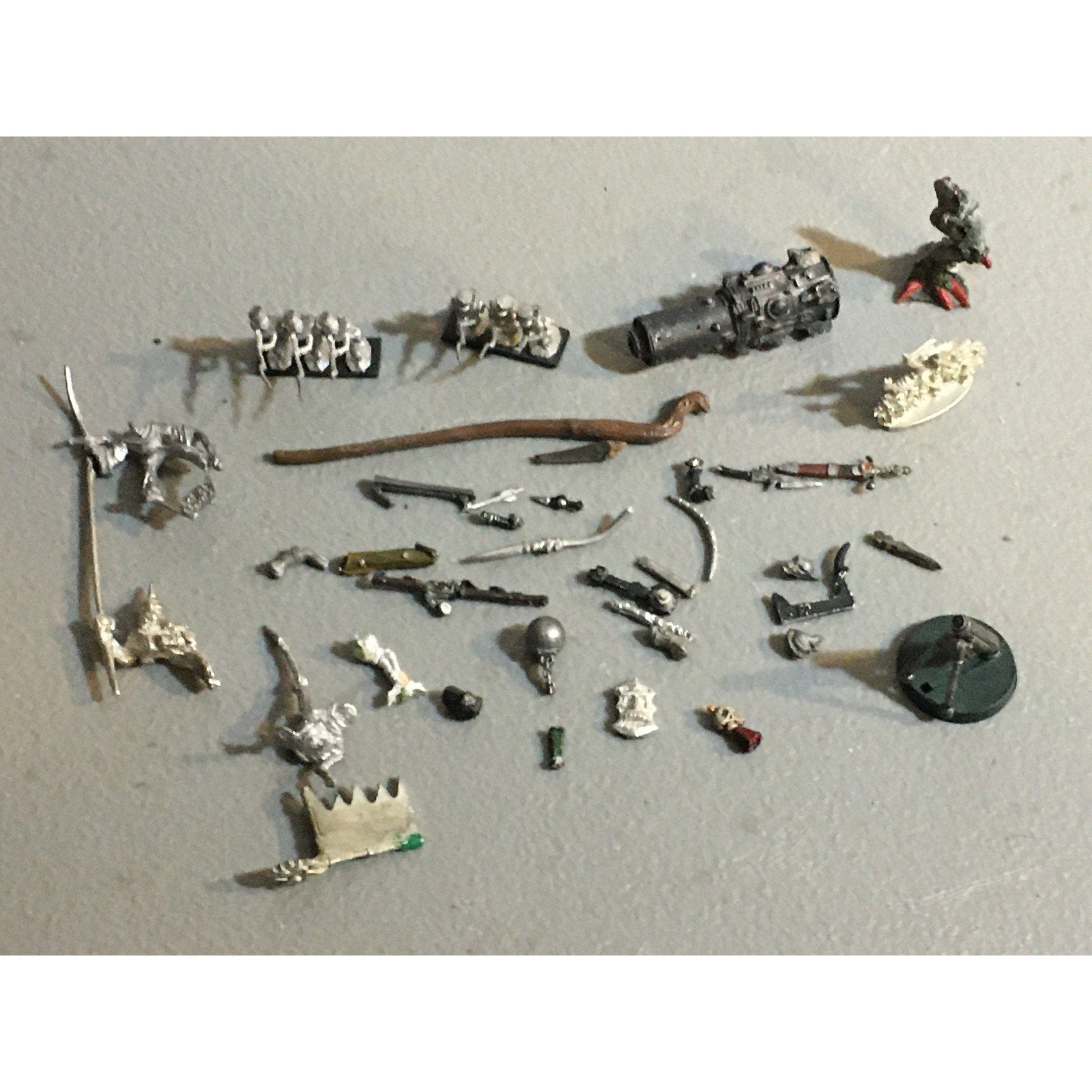 A32592 UNKNOWN MINIATURES METAL BITS LOT REDCOAT KNIGHT ARM WEAPON BANNER