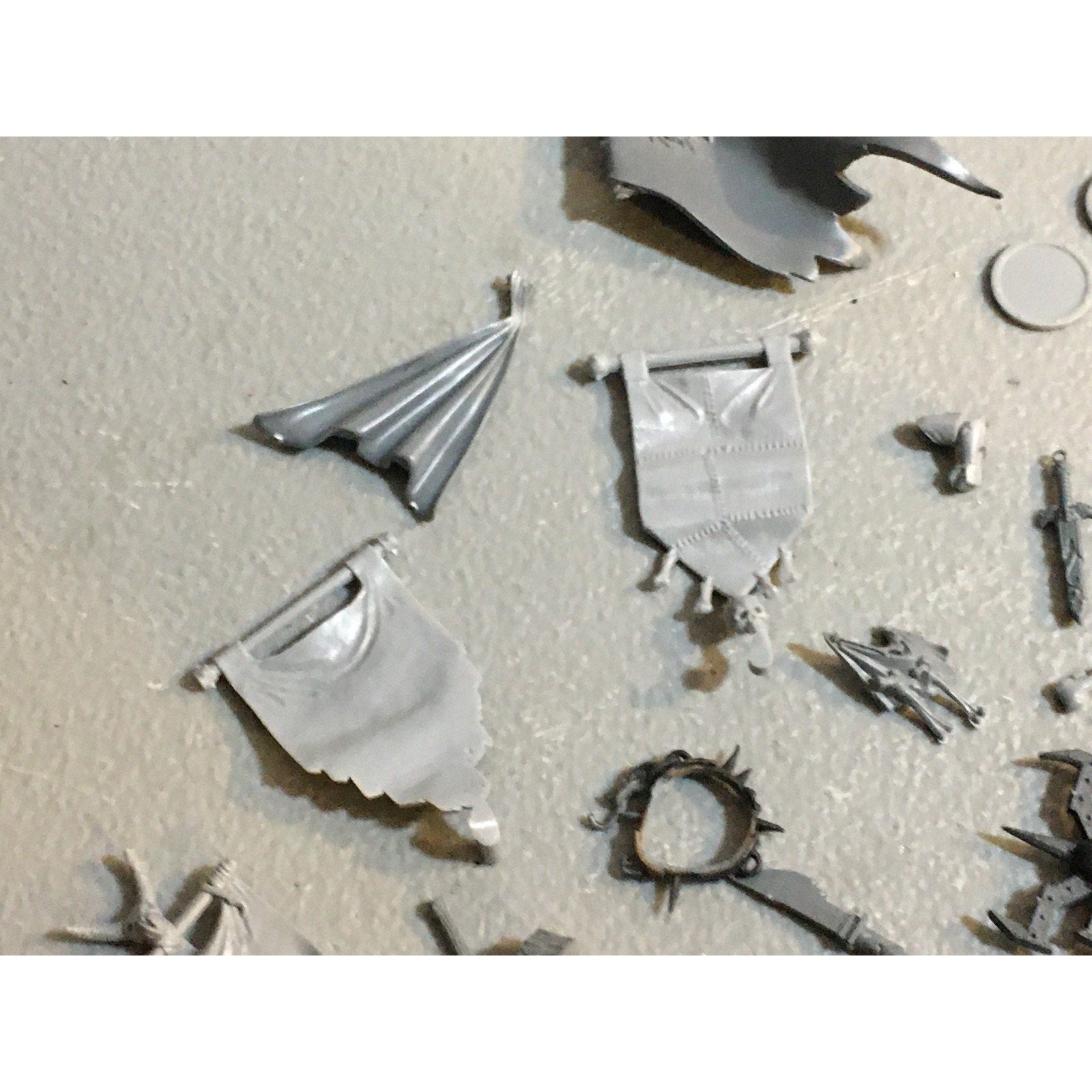 A29618 WARHAMMER FANTASY AOS MIXED BITS LOT BANNER SHIELD CLOAK GW