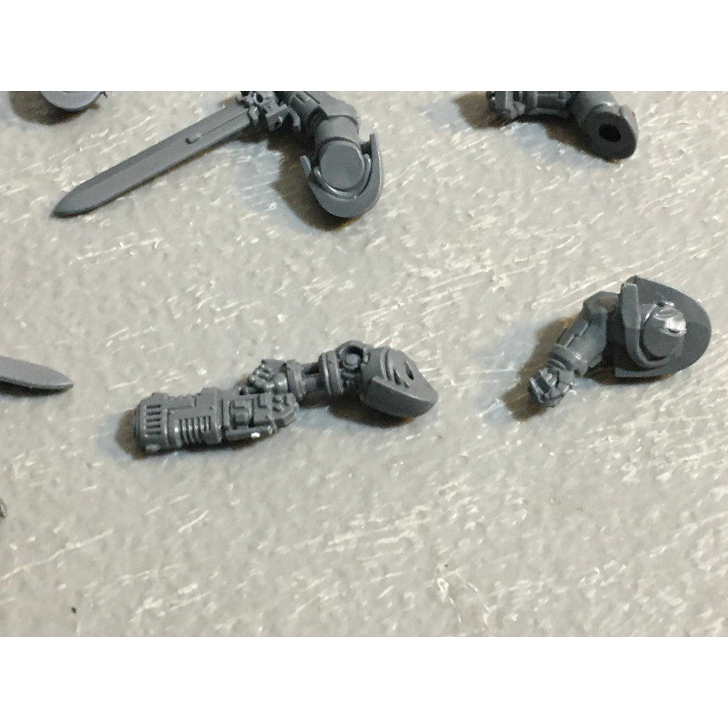A29392 WARHAMMER 40K SPACE MARINES PRIMARIS BITS LOT ARMS PISTOL HEAVY SWORD GW