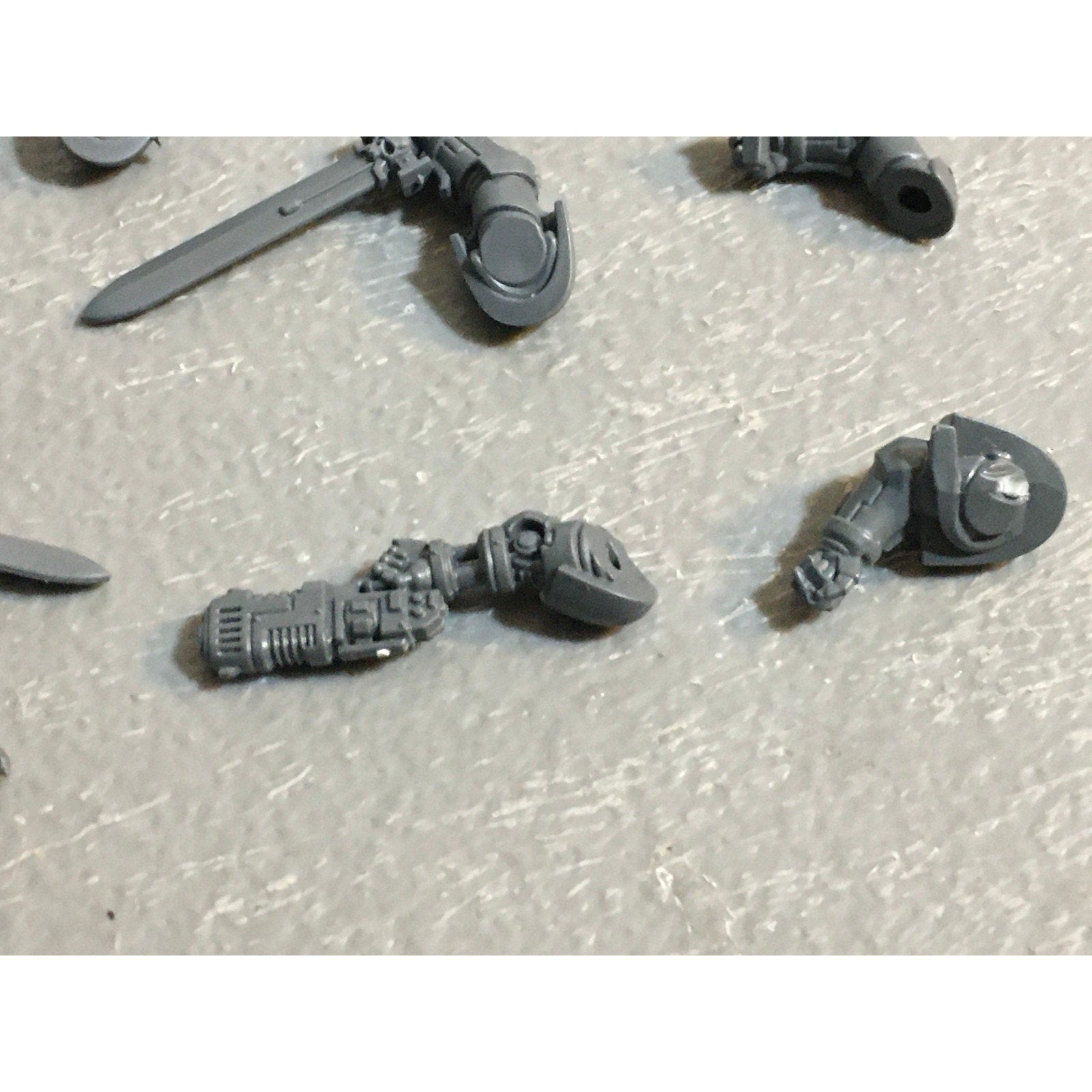A29392 WARHAMMER 40K SPACE MARINES PRIMARIS BITS LOT ARMS PISTOL HEAVY SWORD GW
