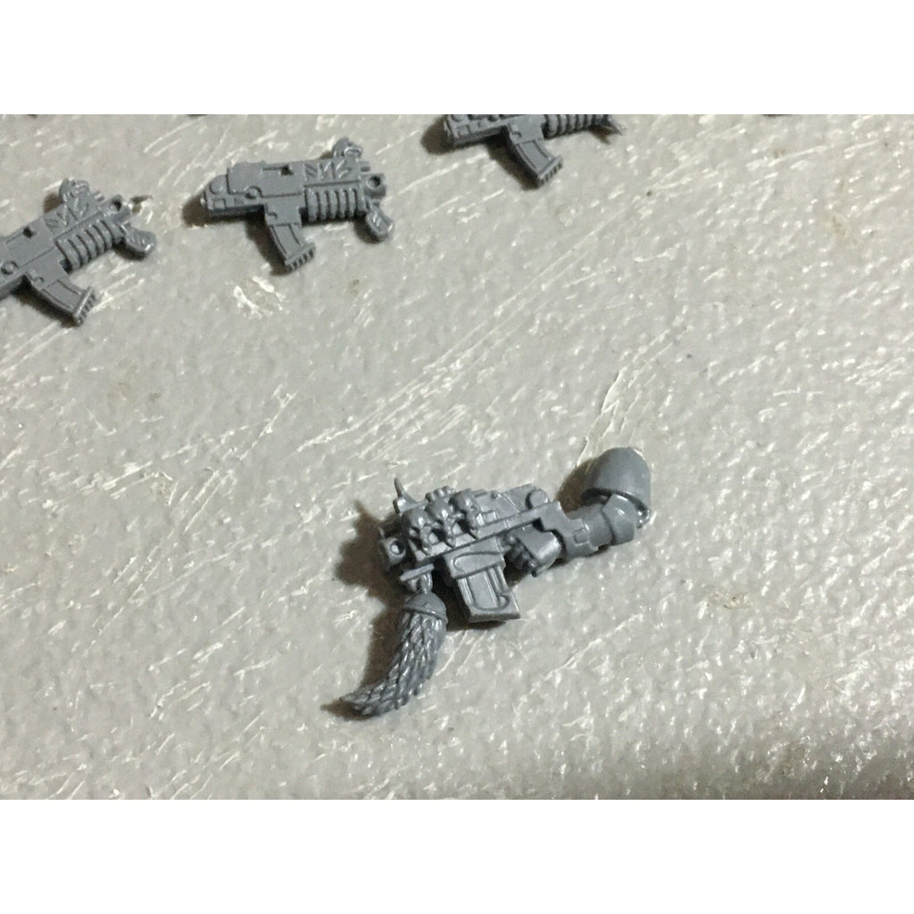 A22555 WARHAMMER 40K SPACE MARINES WOLVES BITS LOT BOLTERS CHAINSWORDS GW