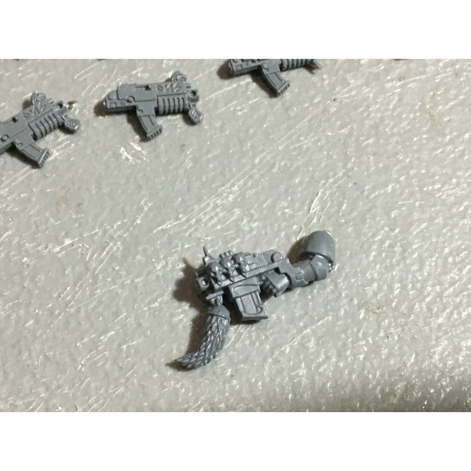 A22555 WARHAMMER 40K SPACE MARINES WOLVES BITS LOT BOLTERS CHAINSWORDS GW