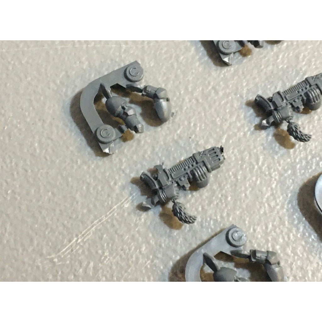 A29732 WARHAMMER 40K SPACE MARINES WOLVES BITS LOT PLAMSA GUNS W ARMS GW