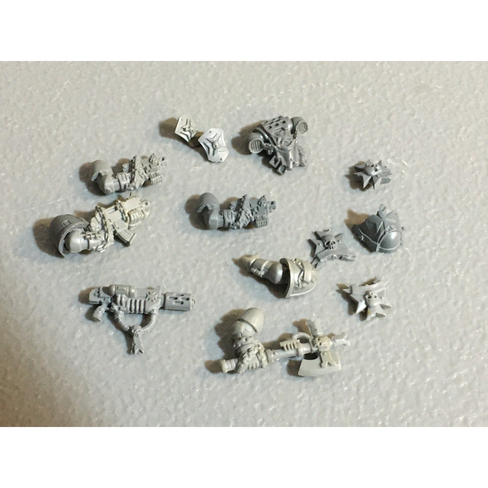 A25040 WARHAMMER 40K SPACE MARINES BLACK TEMPLARS BITS LOT ICONS PISTOLS ARMS GW