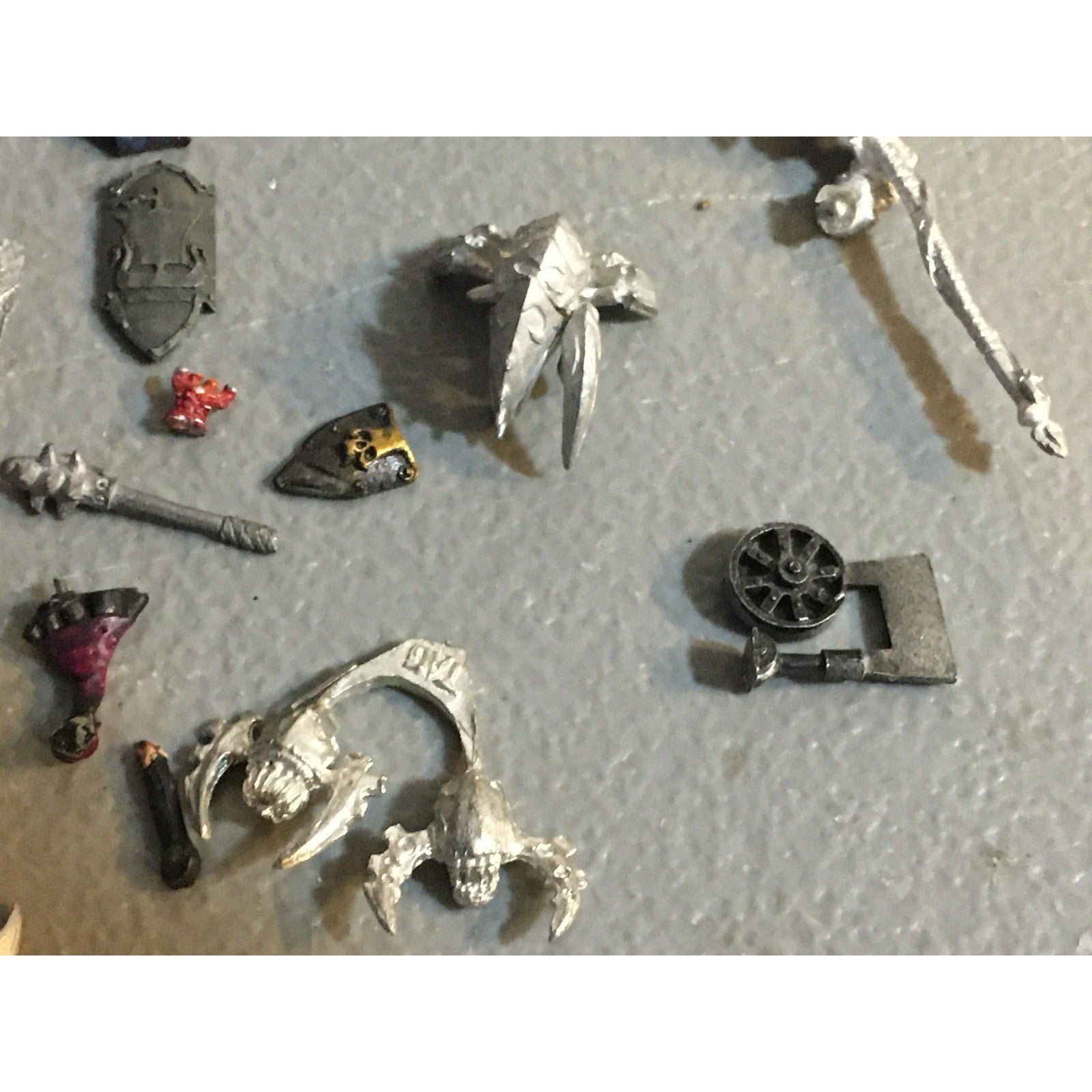 A32590 UNKNOWN MINIATURES METAL BITS LOT SKULL PILE ARM WEAPON CREATURE HEAD