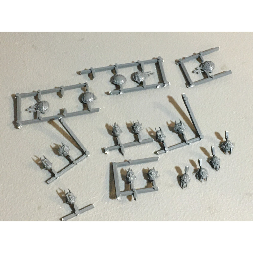 A23587 WARHAMMER AOS FANTASY OGRE KINGDOMS MAWTRIBES BITS ON SPRUE LOT HEAD PLAT