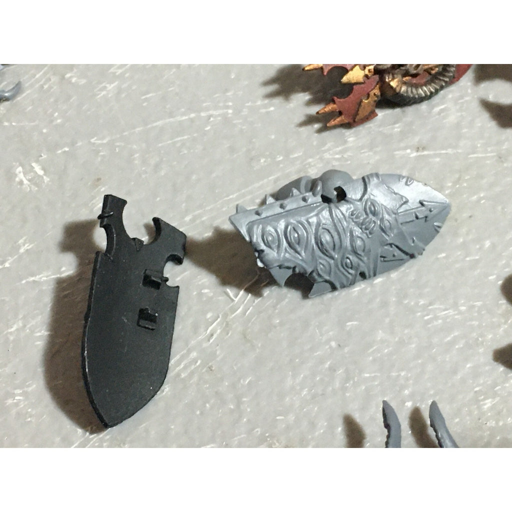 A22244 WARHAMMER FANTASY CHAOS MORTALS BITS LOT KNIGHTS SHIELDS GW