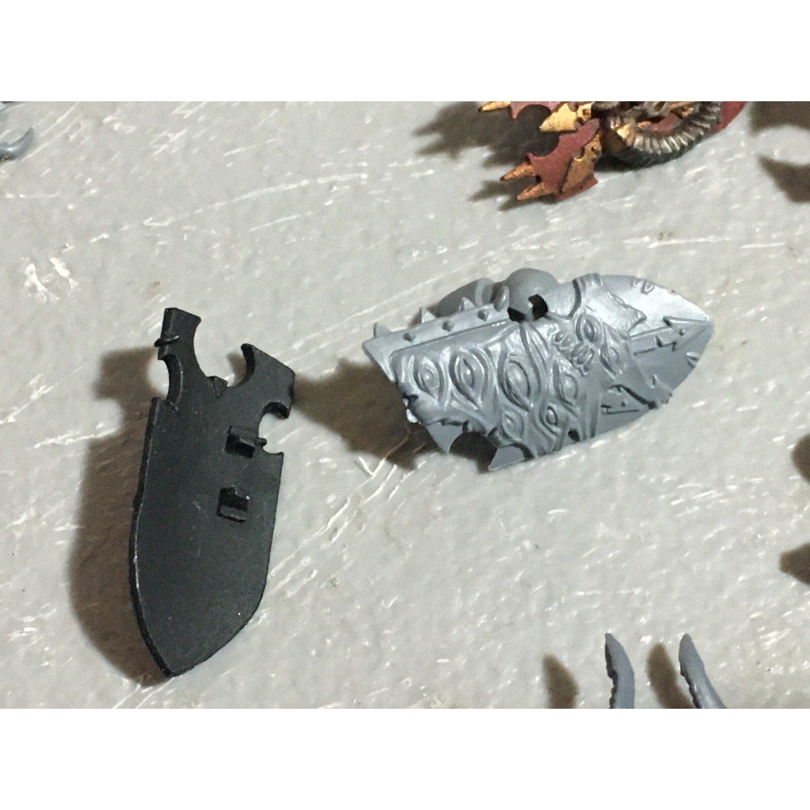 A22244 WARHAMMER FANTASY CHAOS MORTALS BITS LOT KNIGHTS SHIELDS GW