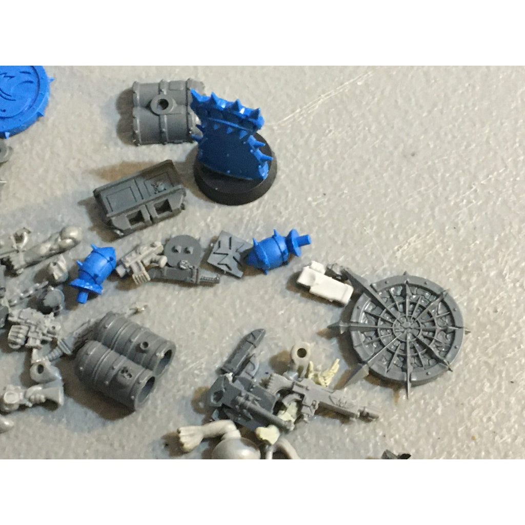 A32582 WARHAMMER 40K FANTASY RANDOM BITS LOT PLASTIC ICONS SPACE MARINES GUARD