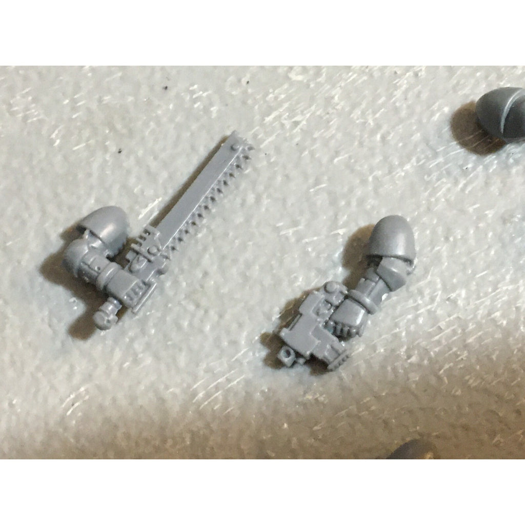 A23092 WARHAMMER 40K SPACE MARINES BITS LOT SCOUTS ARMS GAMES WORKSHOP GW