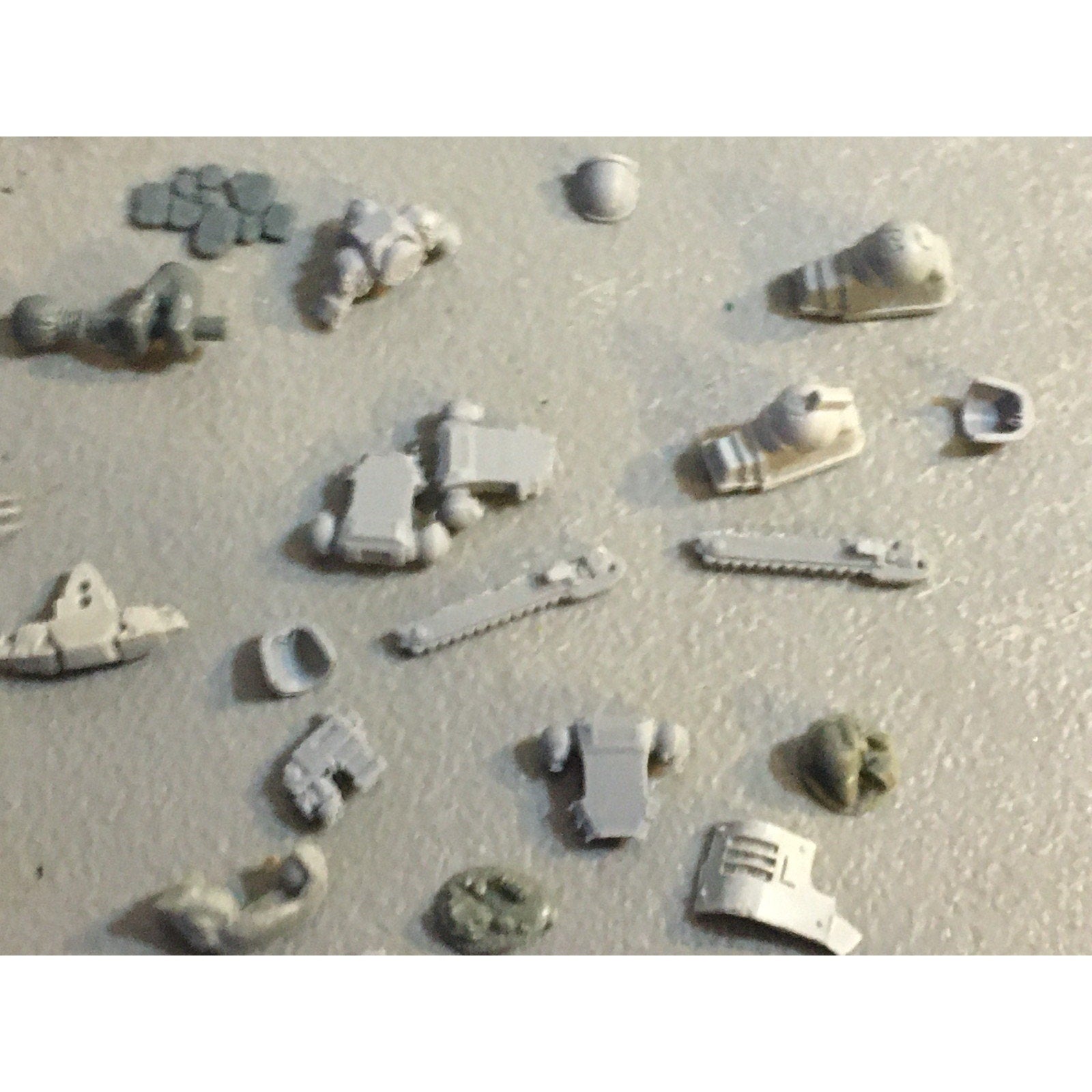 A32587 UNKNOWN PLASTIC MINIATURES BITS LOT SPACE SOLDIER MECH FEET ELF HEADS