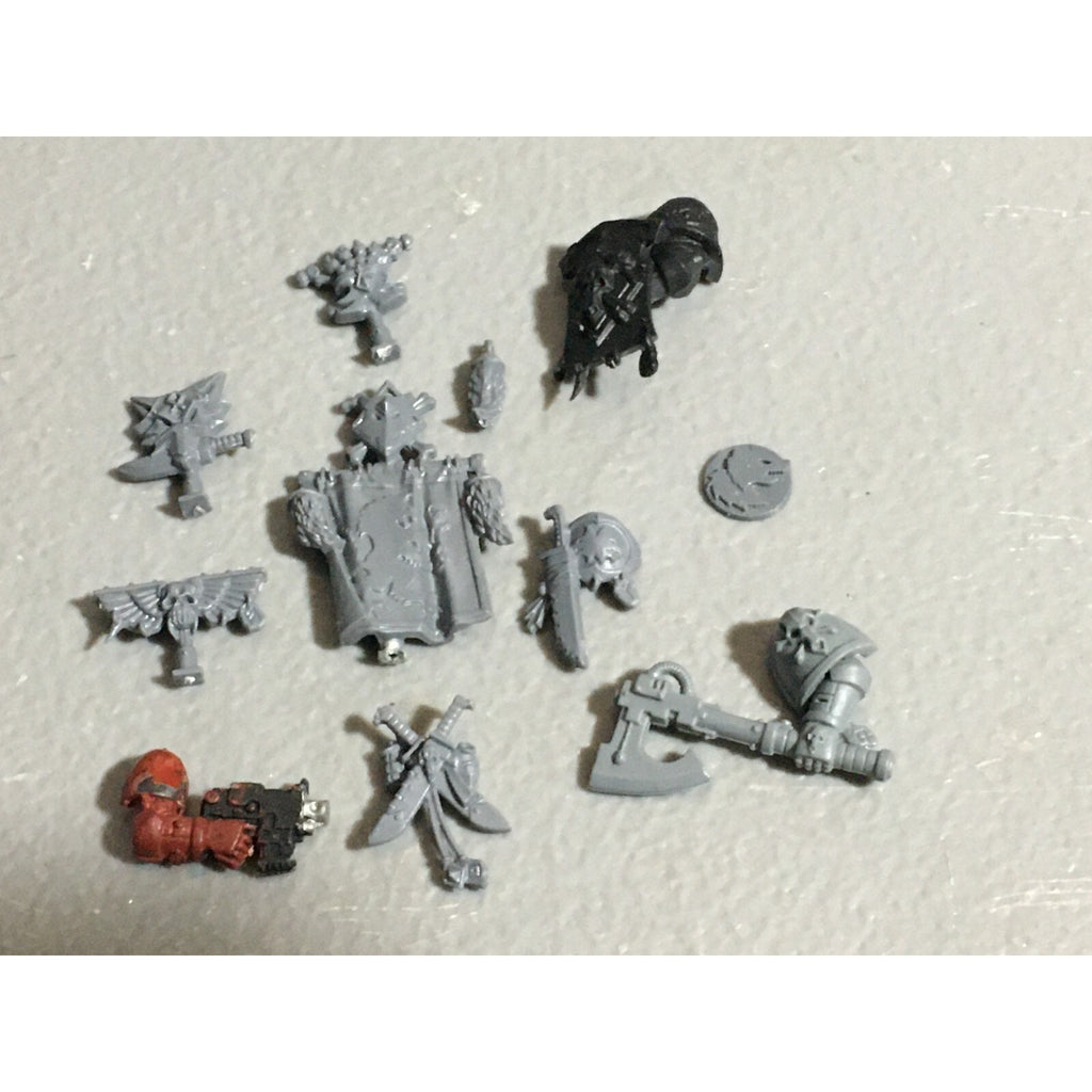 A22561 WARHAMMER 40K SPACE MARINES WOLVES BITS LOT BANNER ACCESSORY SHIELD GW