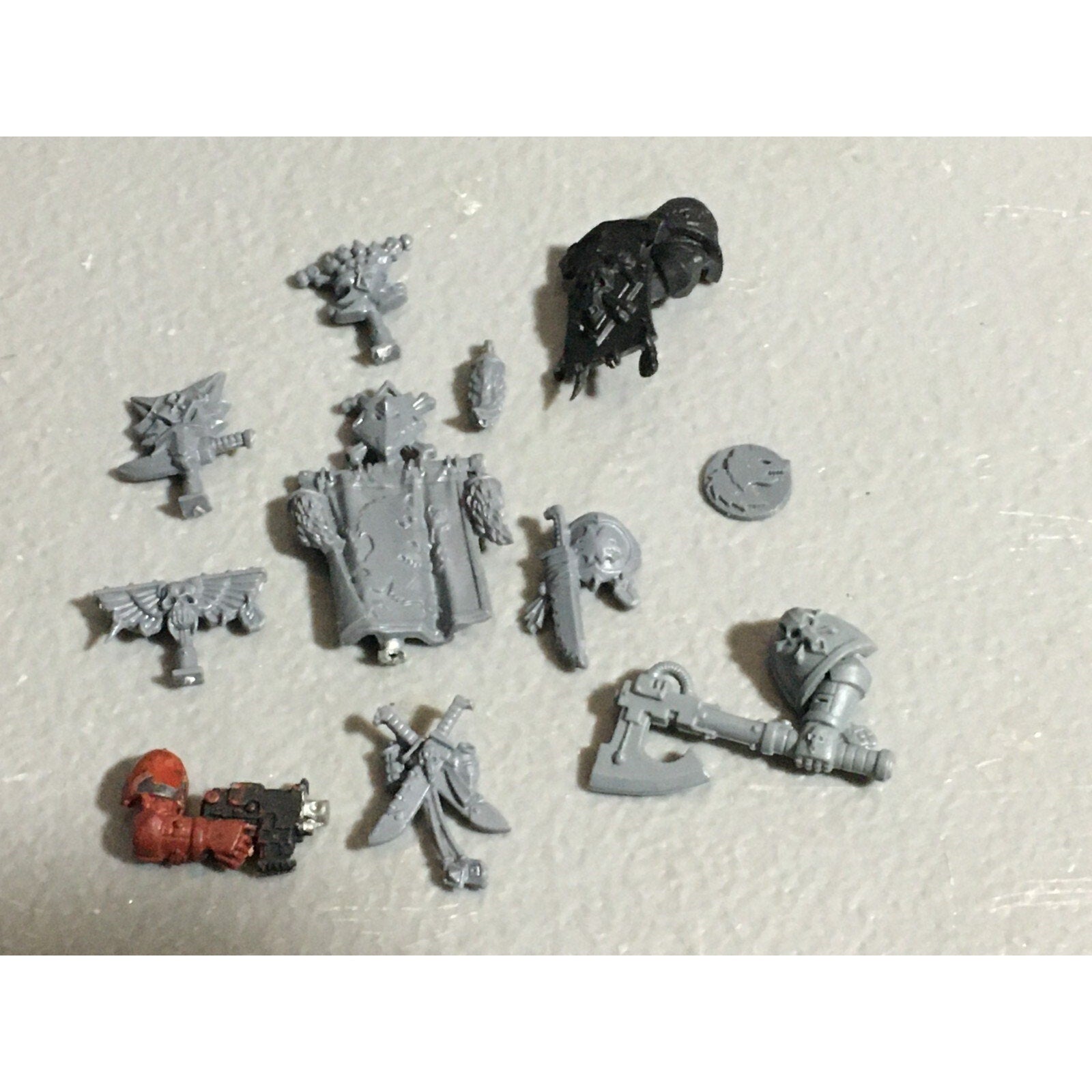 A22561 WARHAMMER 40K SPACE MARINES WOLVES BITS LOT BANNER ACCESSORY SHIELD GW
