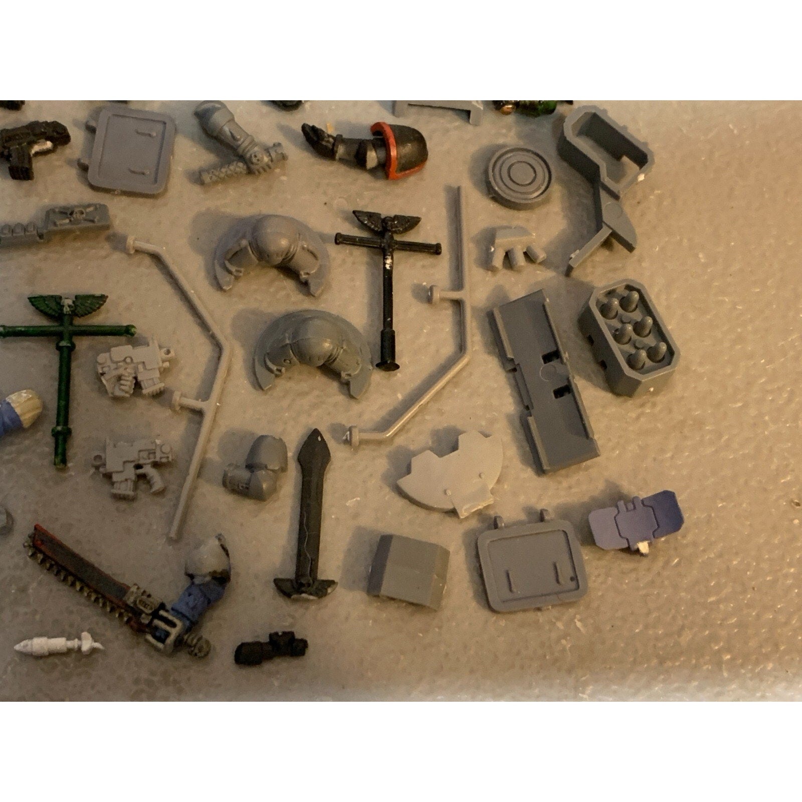 A23327 WARHAMMER 40K SPACE MARINES BITS LOT GUNS ARMS TANK STANDARD POLE GW