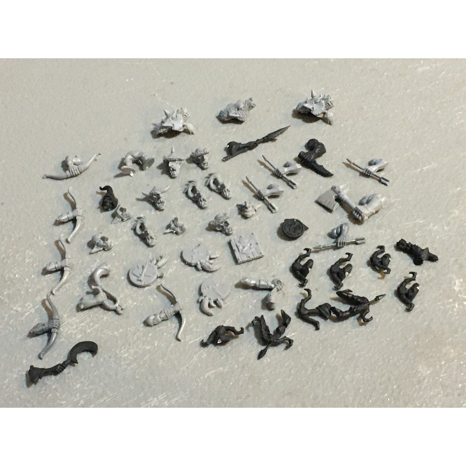 A27514 WARHAMMER FANTASY ORCS & GOBLINS BITS LOT SHIELDS BOWS HEADS GW