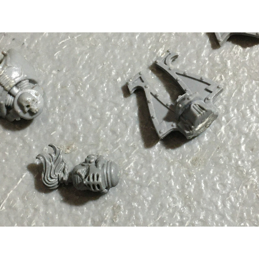 A22575 WARHAMMER 40K CHAOS SPACE MARINES CSM BITS LOT HEADS TORSO FRONTS GW