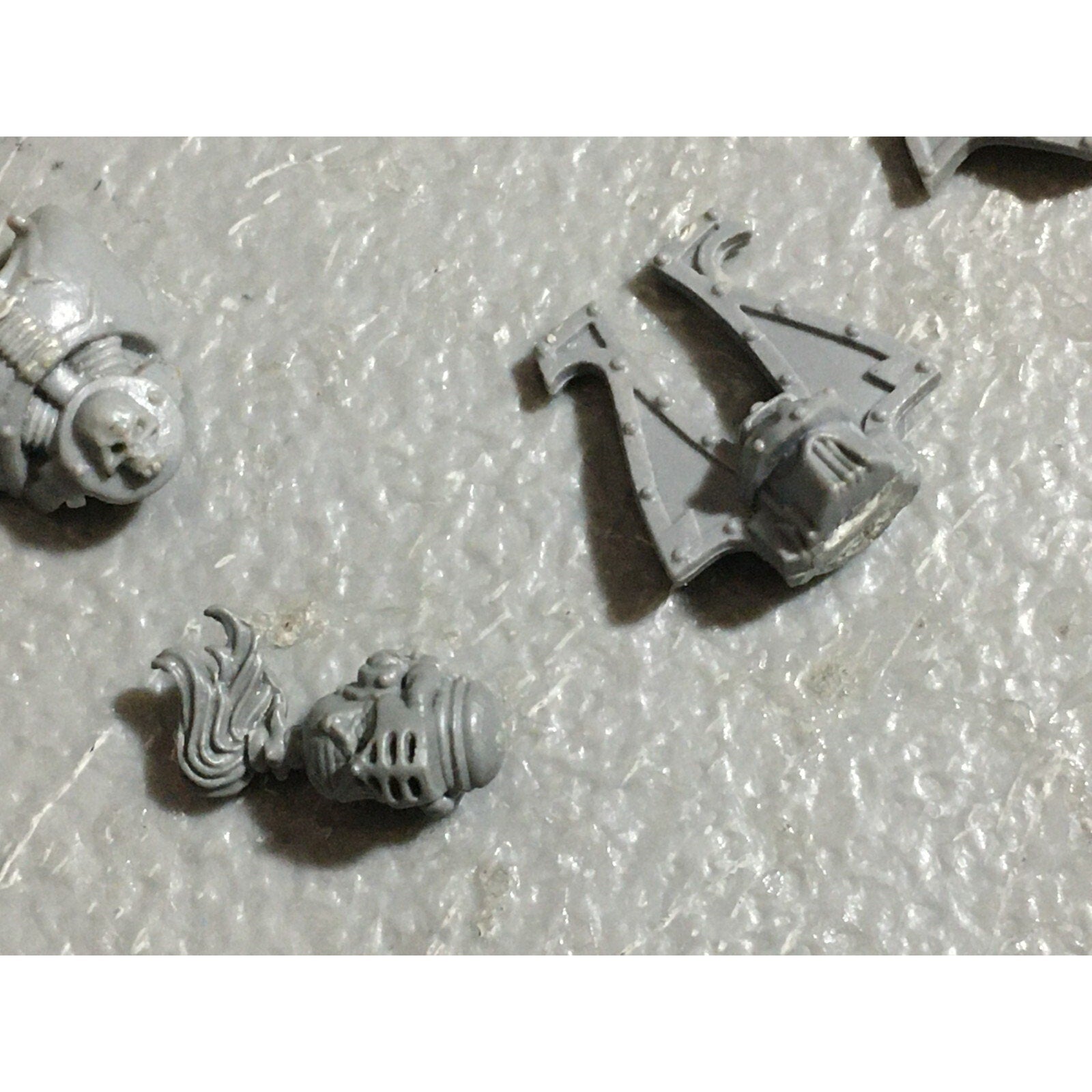 A22575 WARHAMMER 40K CHAOS SPACE MARINES CSM BITS LOT HEADS TORSO FRONTS GW