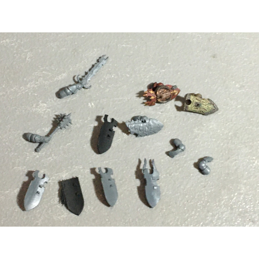A22244 WARHAMMER FANTASY CHAOS MORTALS BITS LOT KNIGHTS SHIELDS GW