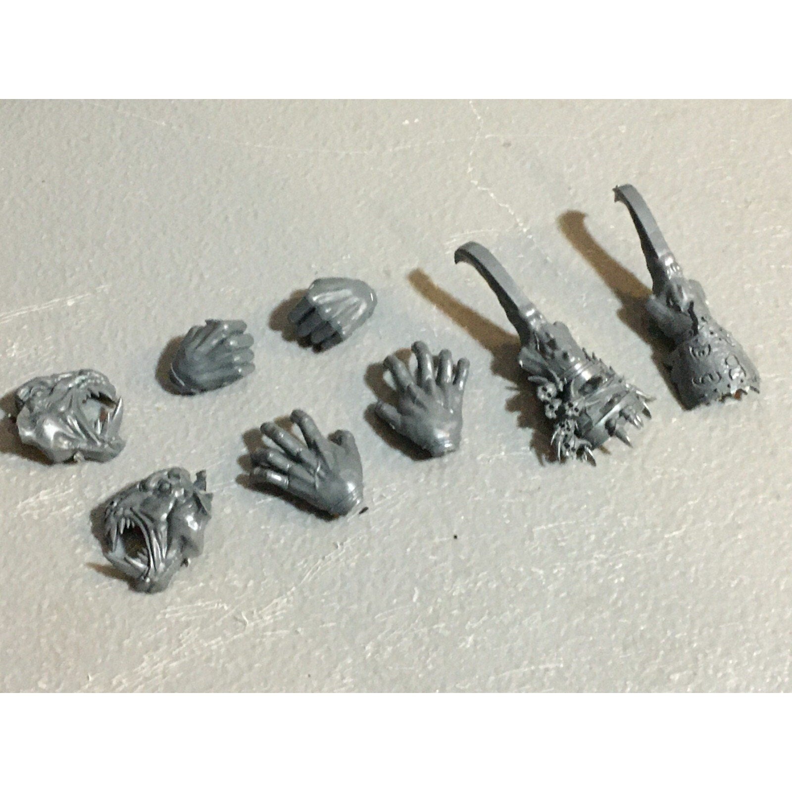 A23221 WARHAMMER FANTASY CHAOS BEASTMEN BITS LOT CYGOR HANDS HEAD GW