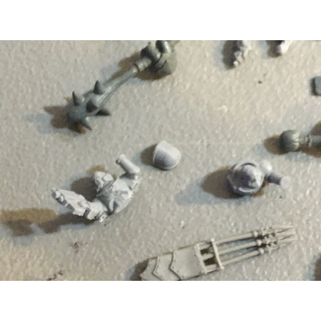 A32587 UNKNOWN PLASTIC MINIATURES BITS LOT SPACE SOLDIER MECH FEET ELF HEADS