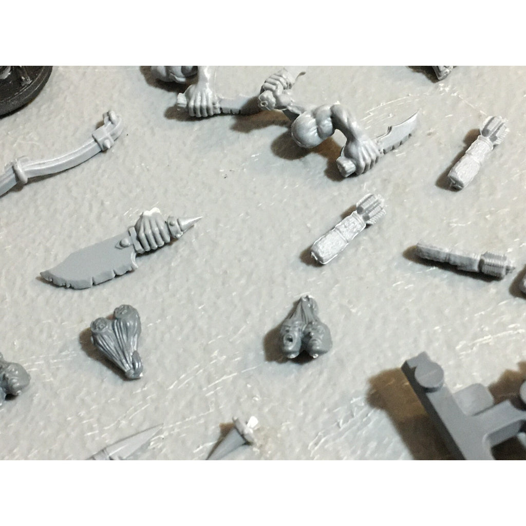 A23398 WARHAMMER FANTASY ORCS & GOBLINS BITS LOT MIXED ACCESSORIES BANNER HEADS