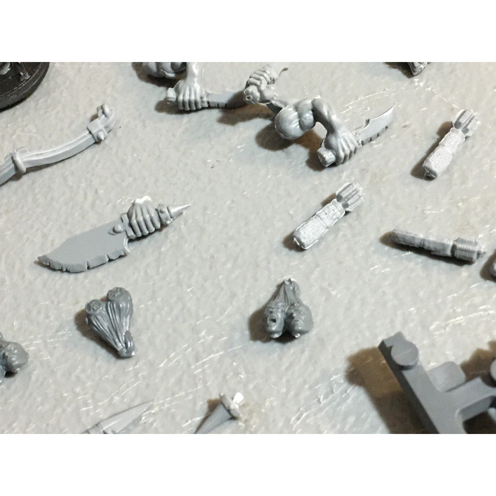 A23398 WARHAMMER FANTASY ORCS & GOBLINS BITS LOT MIXED ACCESSORIES BANNER HEADS