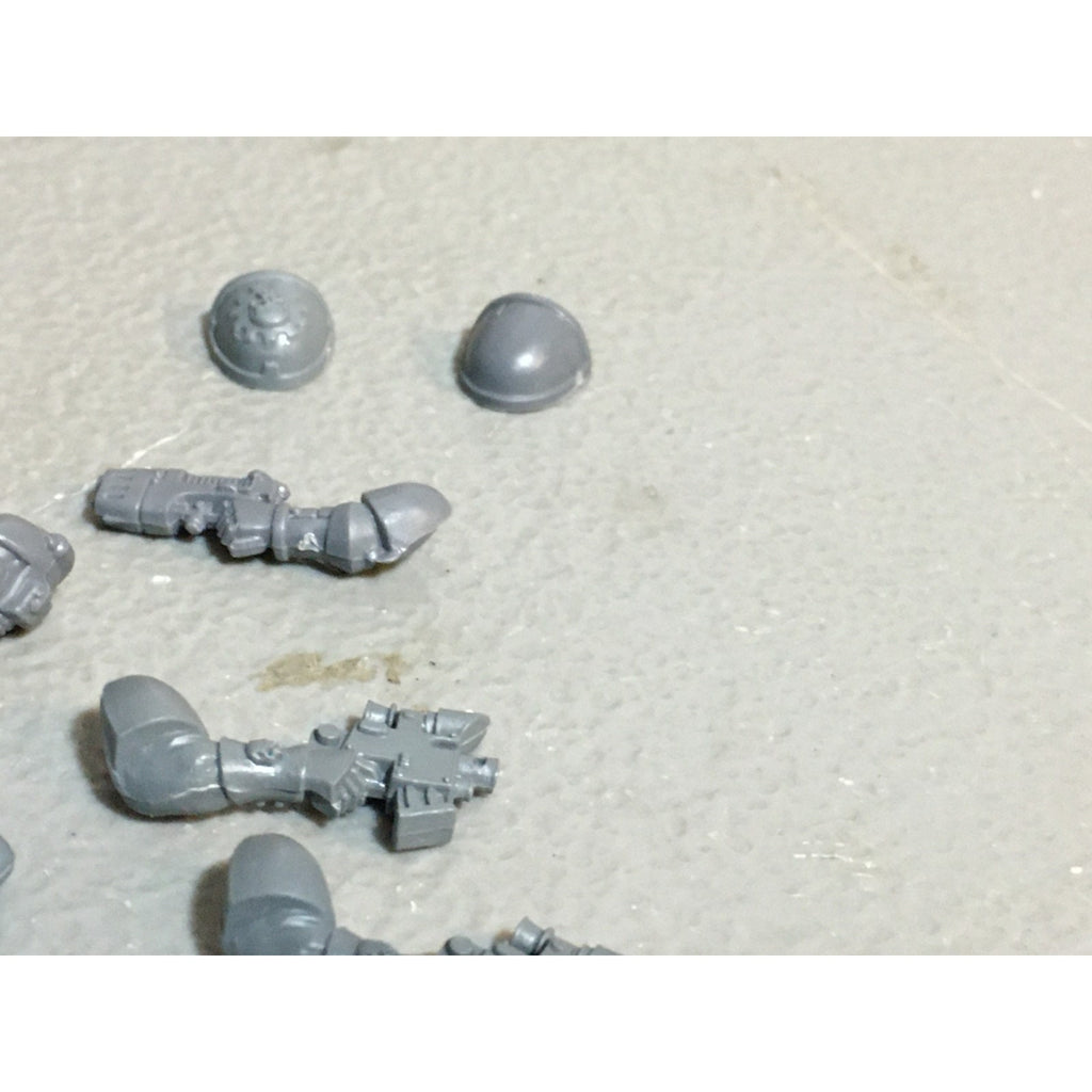 A27488 WARHAMMER 40K SPACE MARINES BITS LOT ARMS HEADS SCOUT GW
