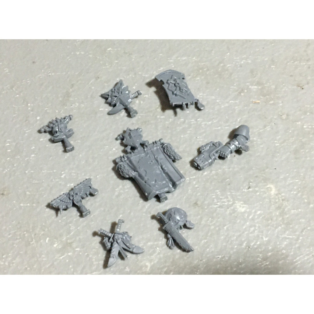 A22557 WARHAMMER 40K SPACE MARINES WOLVES BITS LOT BANNER ACCESSORY SHIELD GW