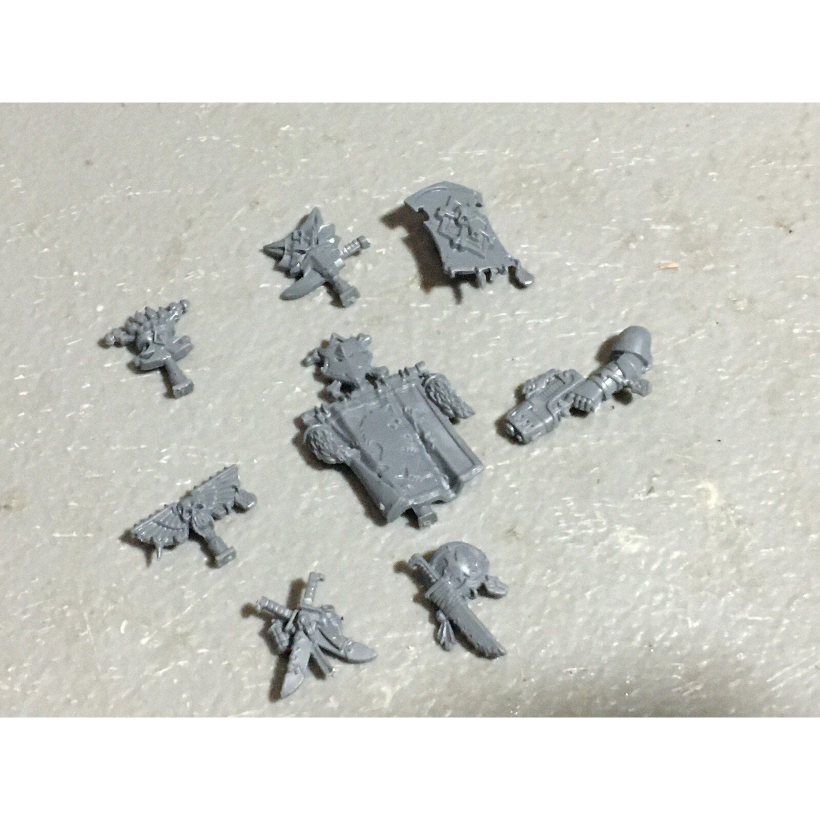 A22557 WARHAMMER 40K SPACE MARINES WOLVES BITS LOT BANNER ACCESSORY SHIELD GW