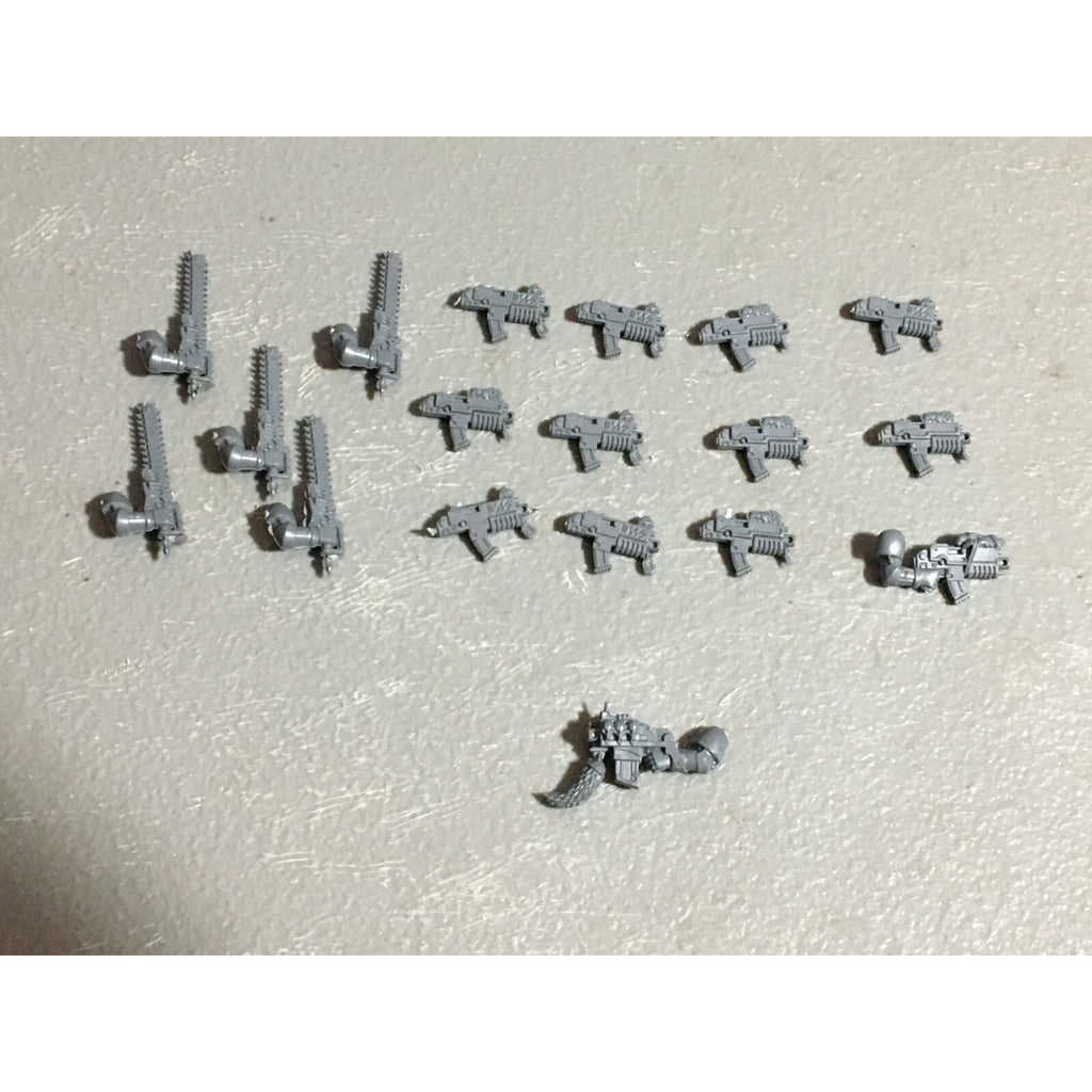 A22555 WARHAMMER 40K SPACE MARINES WOLVES BITS LOT BOLTERS CHAINSWORDS GW