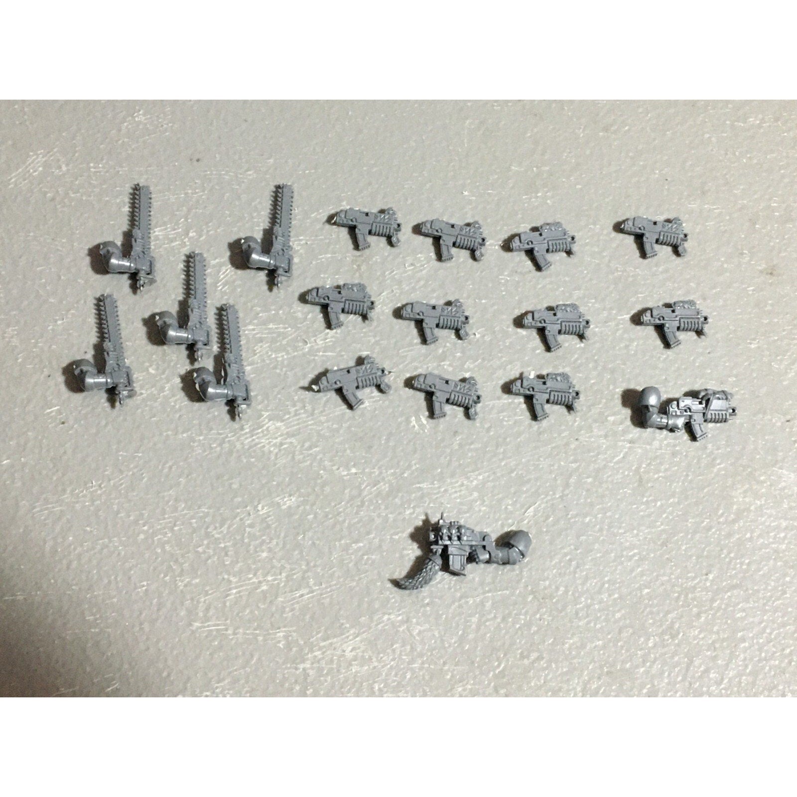 A22555 WARHAMMER 40K SPACE MARINES WOLVES BITS LOT BOLTERS CHAINSWORDS GW