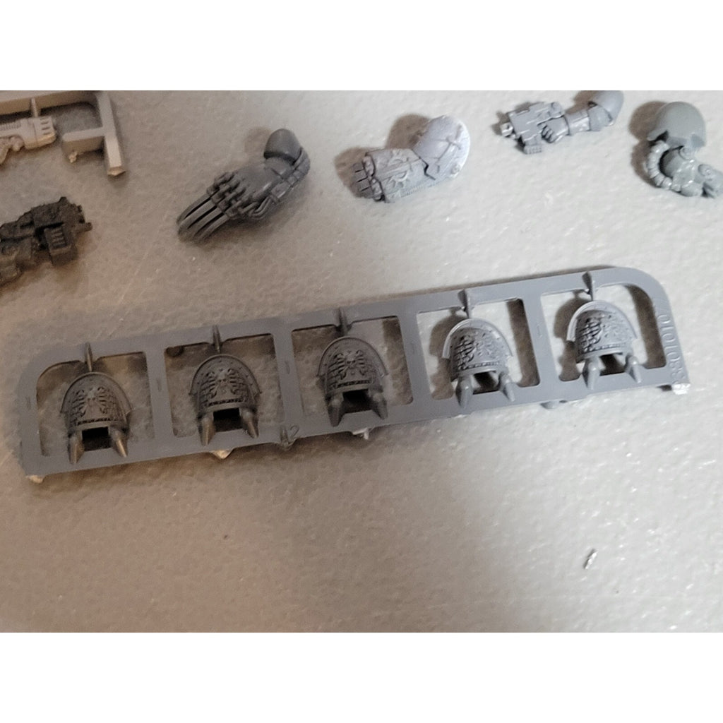 A18518 WARHAMMER 40K SPACE MARINES TERMINATORS CUSTODES BITS LOT