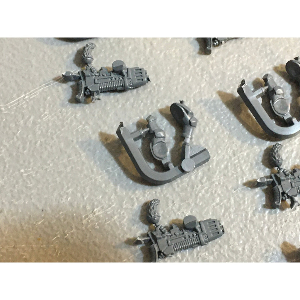 A29732 WARHAMMER 40K SPACE MARINES WOLVES BITS LOT PLAMSA GUNS W ARMS GW