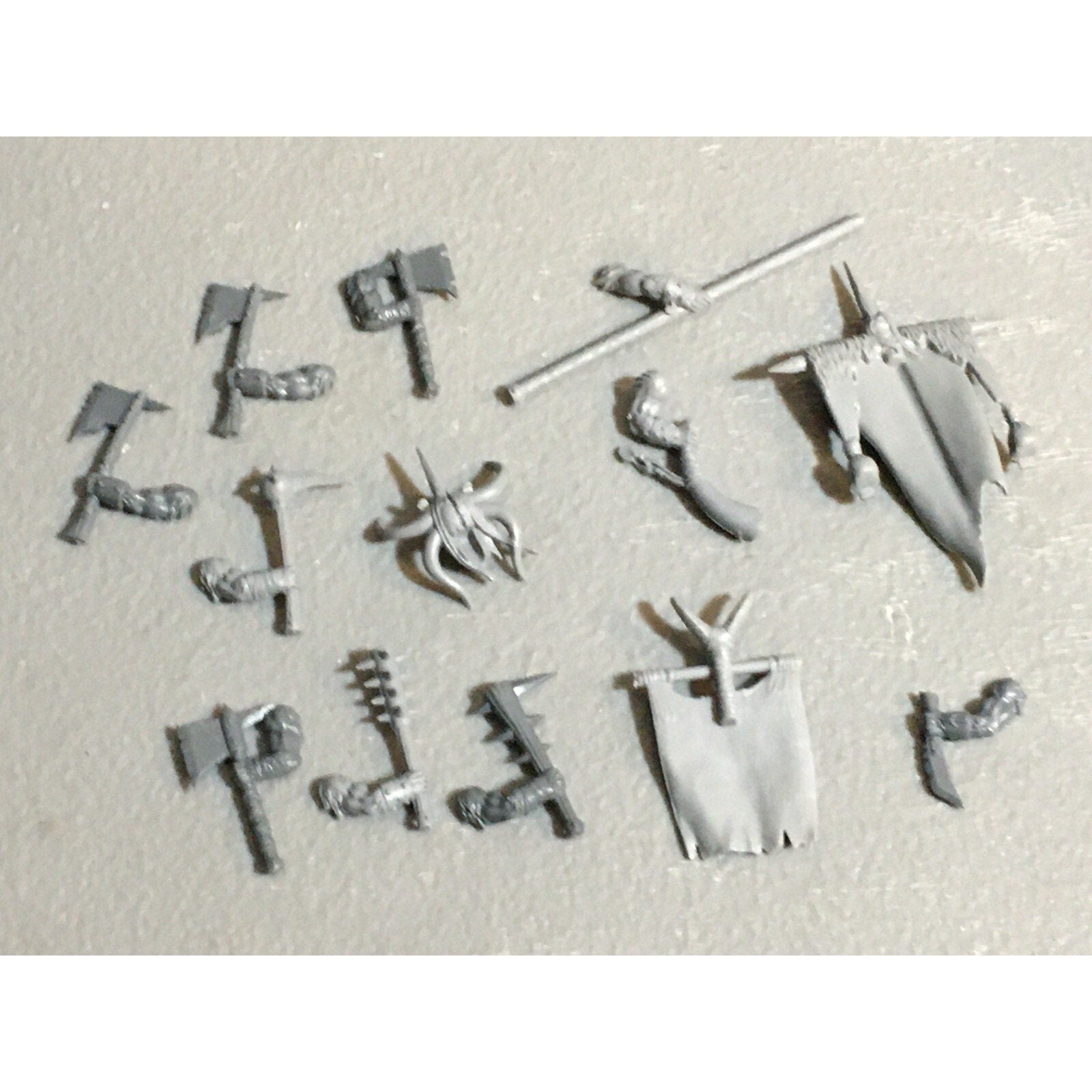A23129 WARHAMMER FANTASY CHAOS BEASTMEN BITS LOT GORS BANNERS ARMS GW